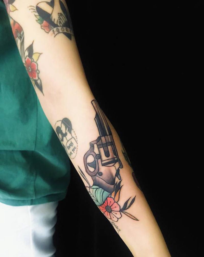 手枪纹身图片_手臂New School纹身图案