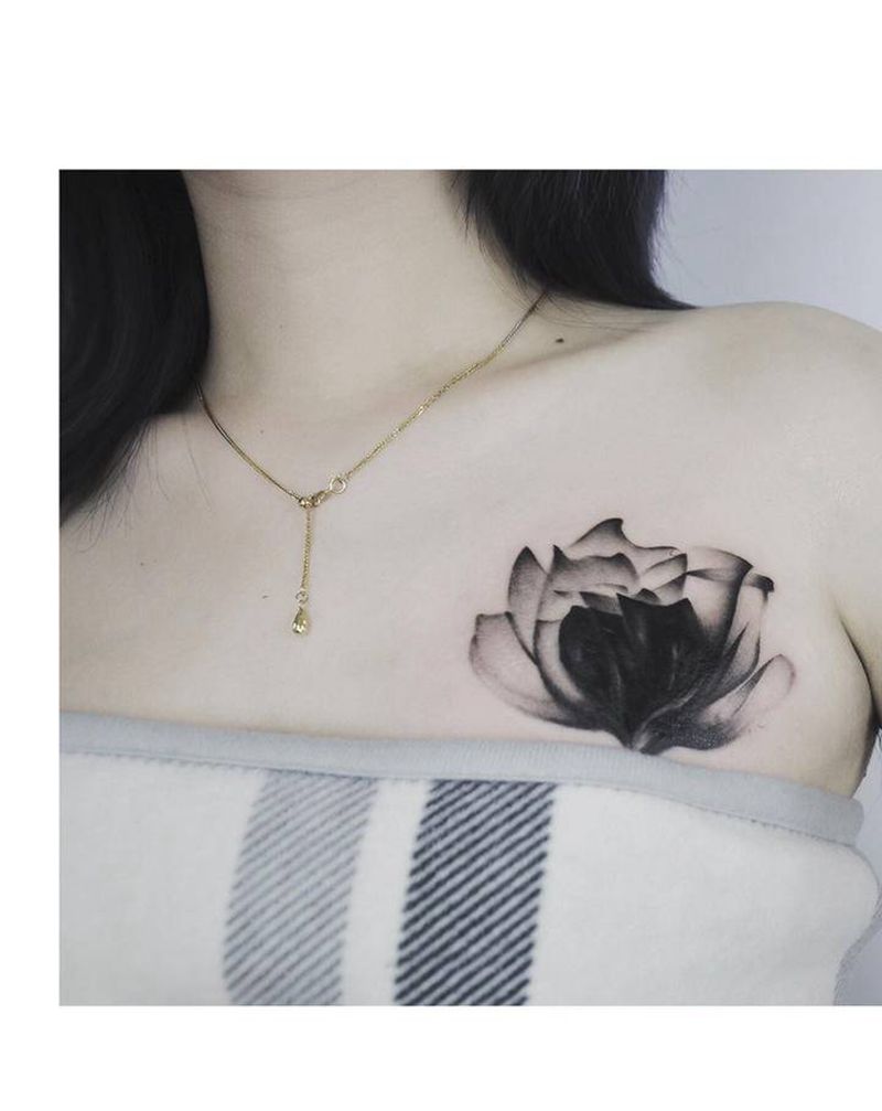 遮盖花纹身图片_胸部纹身图案