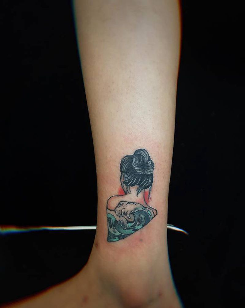 浪女纹身图片_脚部New School纹身图案