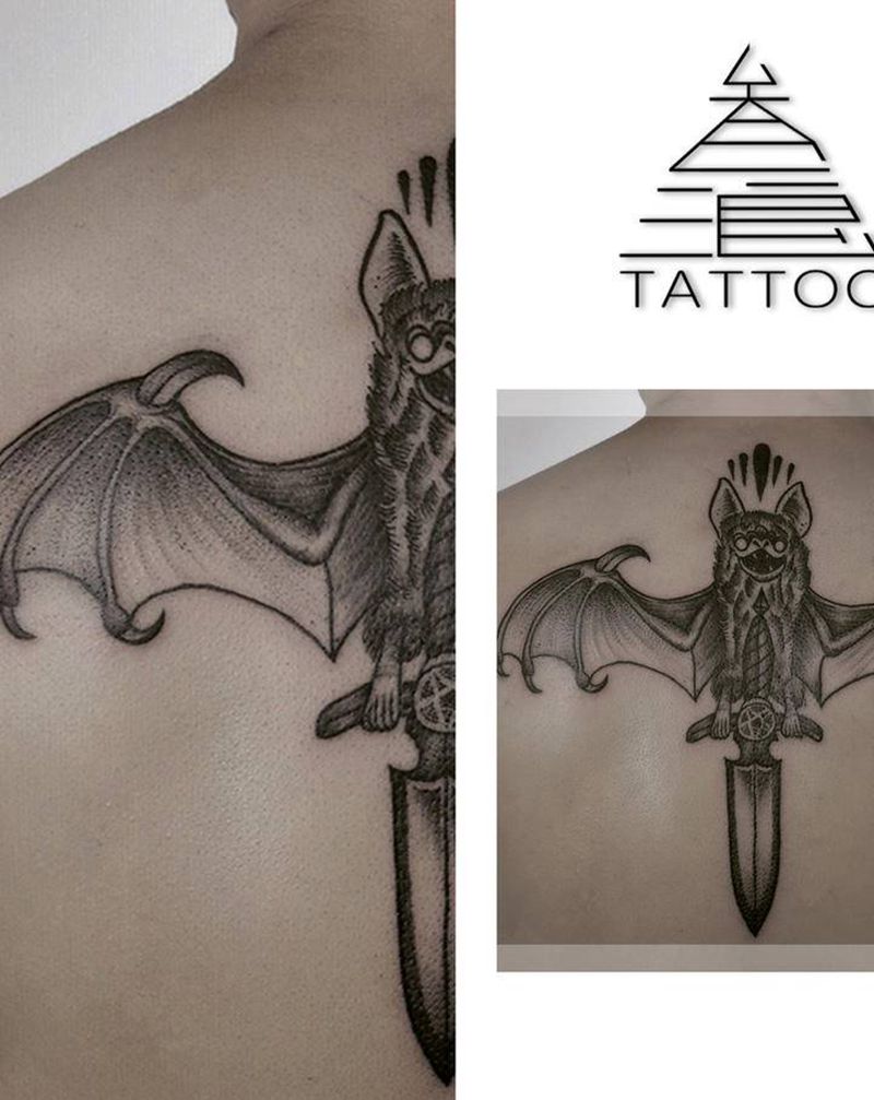 蝙蝠纹身图片_背部纹身图案