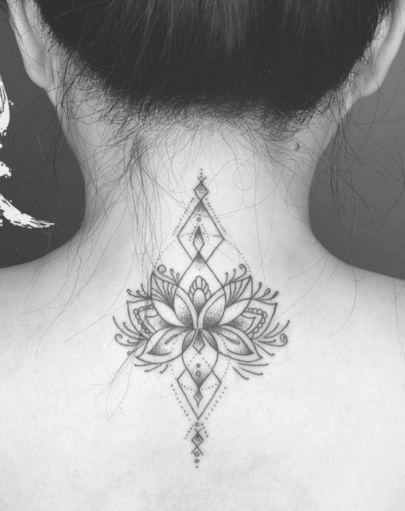点刺颈后梵花纹身纹身图片_颈部背部点刺几何纹身图案