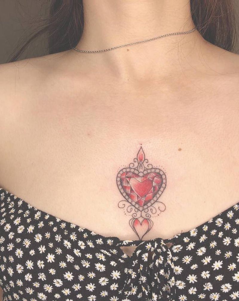 女生胸口彩色钻石纹身图片_胸部几何水彩钻石梵花纹身图案