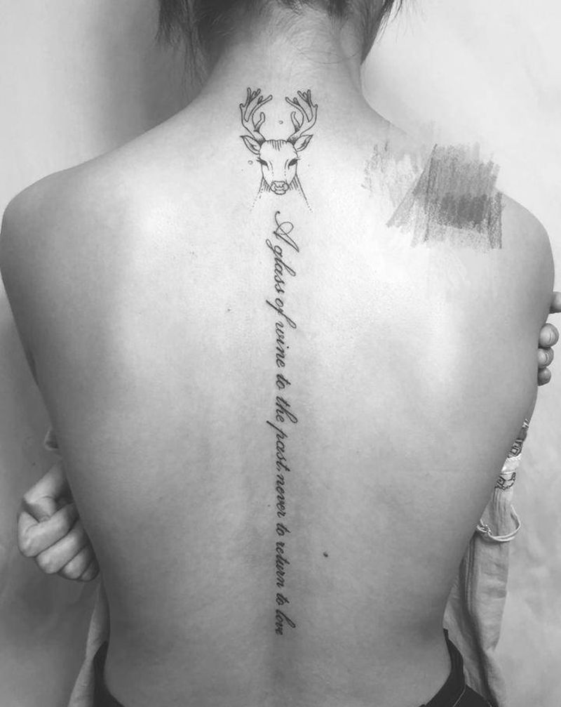 脊椎英文字母纹身图片_背部花体字点刺鹿英文纹身图案