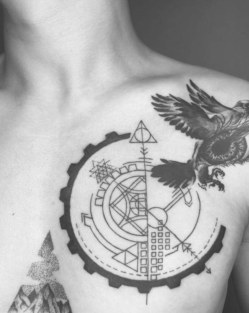 罗盘 乌鸦纹身图片_肩部胸部欧美写实几何罗盘  乌鸦纹身图案