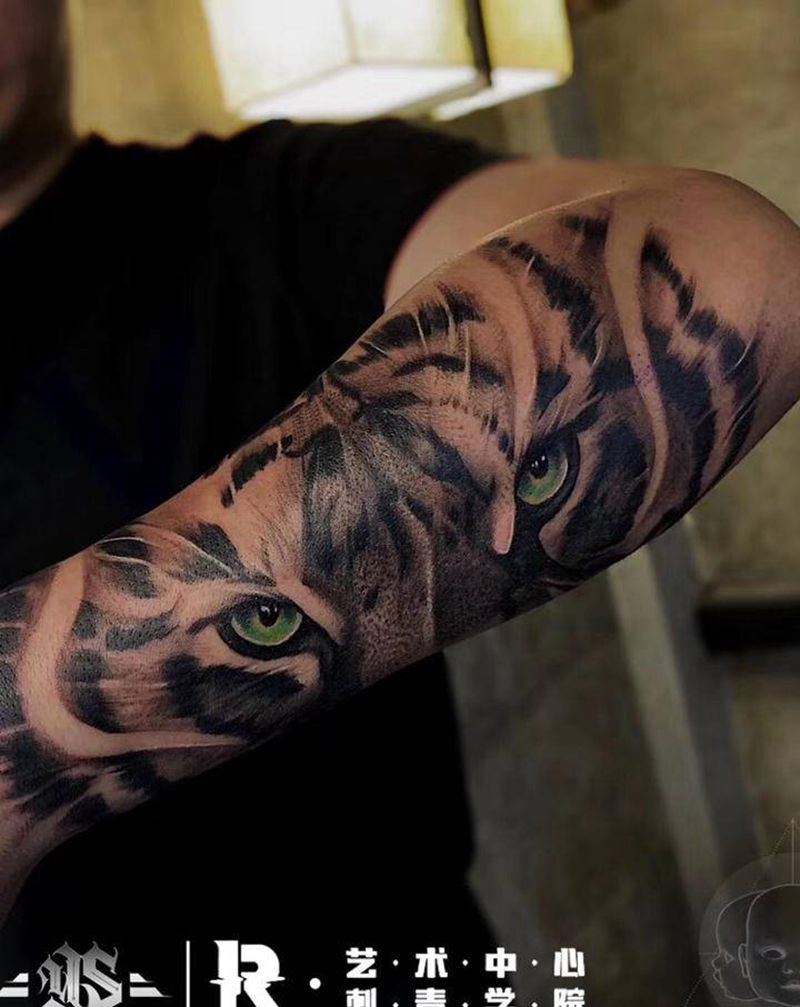 小臂单侧老虎纹身图片_手部欧美写实纹身图案