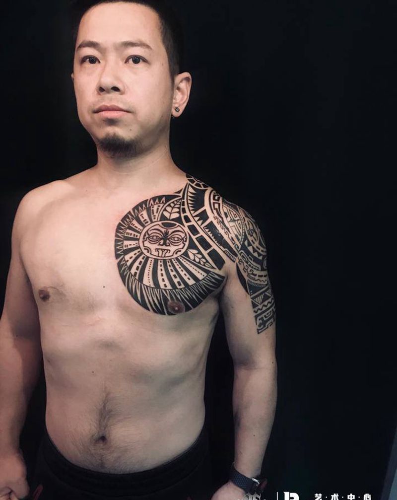 巨石强森纹身图片_肩部图腾纹身图案