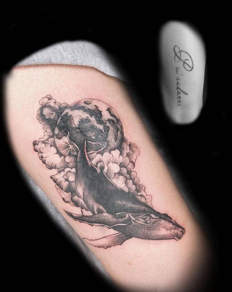 鲸鱼遮盖纹身图片_腿部手臂点刺鲸鱼月球纹身图案