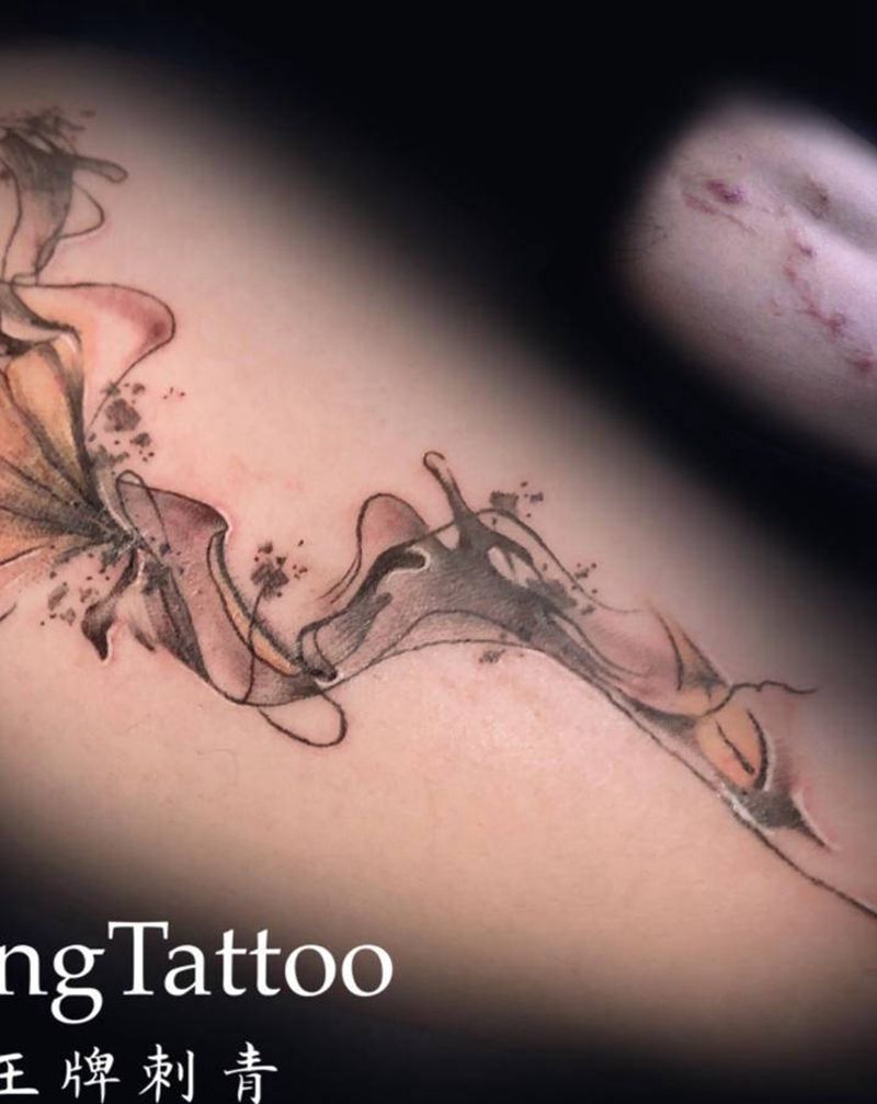 疤痕遮盖纹身图片_手臂水彩水墨银杏叶纹身图案