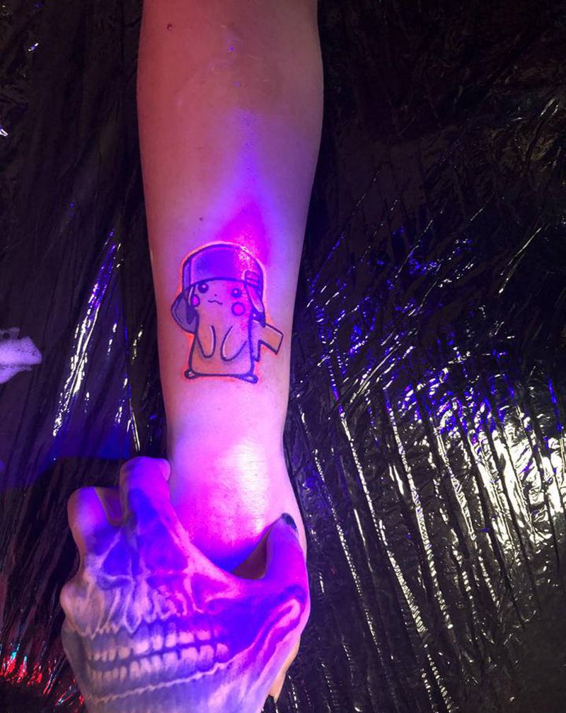 皮卡丘纹身图片_手臂手部New School卡通荧光纹身图案