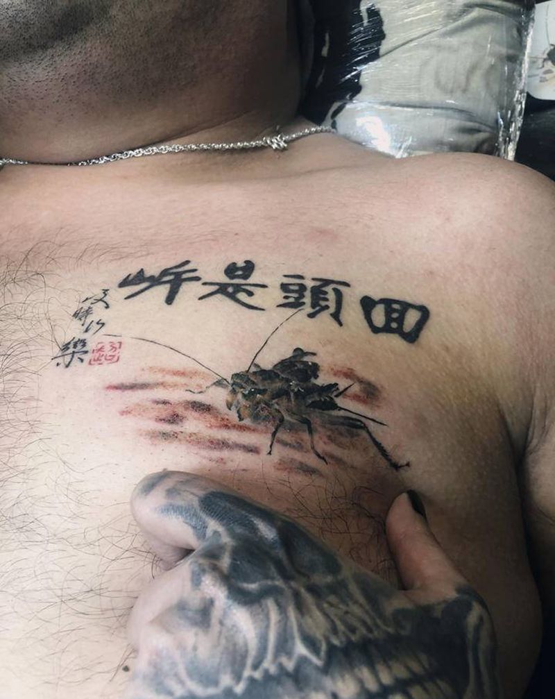 水墨蟋蟀纹身图片_胸部肩部水墨国画写实纹身图案