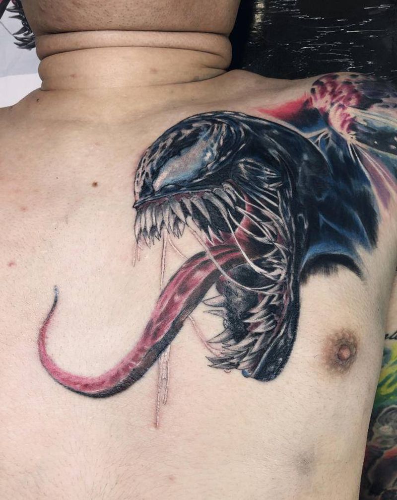 毒液纹身图片_胸部肩部欧美写实毒液纹身图案