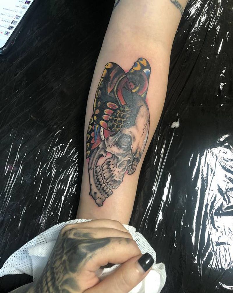 遮盖纹身图片_手臂New School骷髅蝴蝶遮盖纹身图案