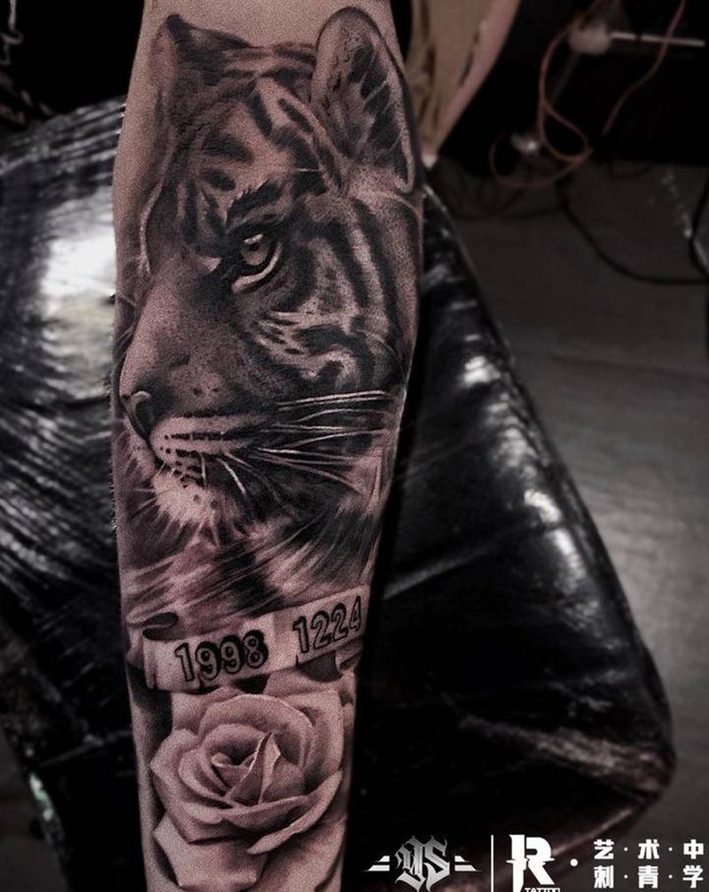 老虎玫瑰纹身图片_手臂欧美写实纹身图案