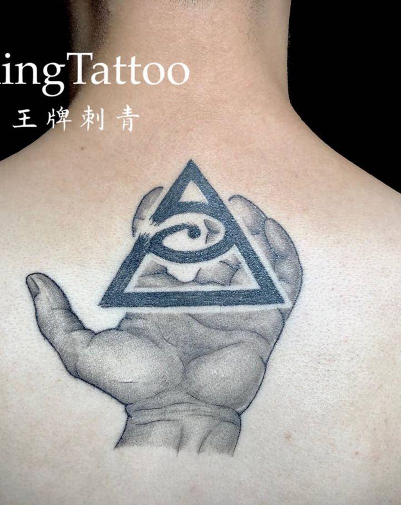 写实手掌纹身图片_背部欧美写实图腾手上帝之眼纹身图案