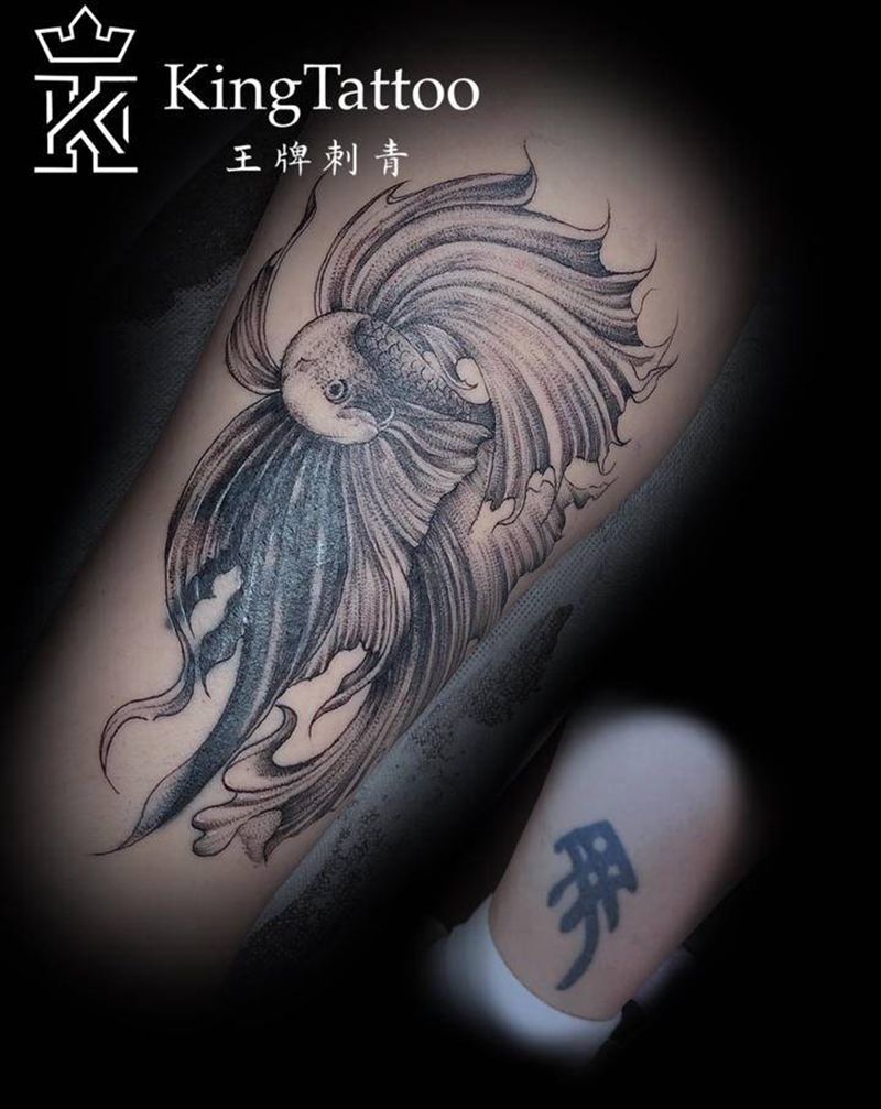 十年前旧图遮盖纹身图片_腿部脚部点刺斗鱼鱼纹身图案