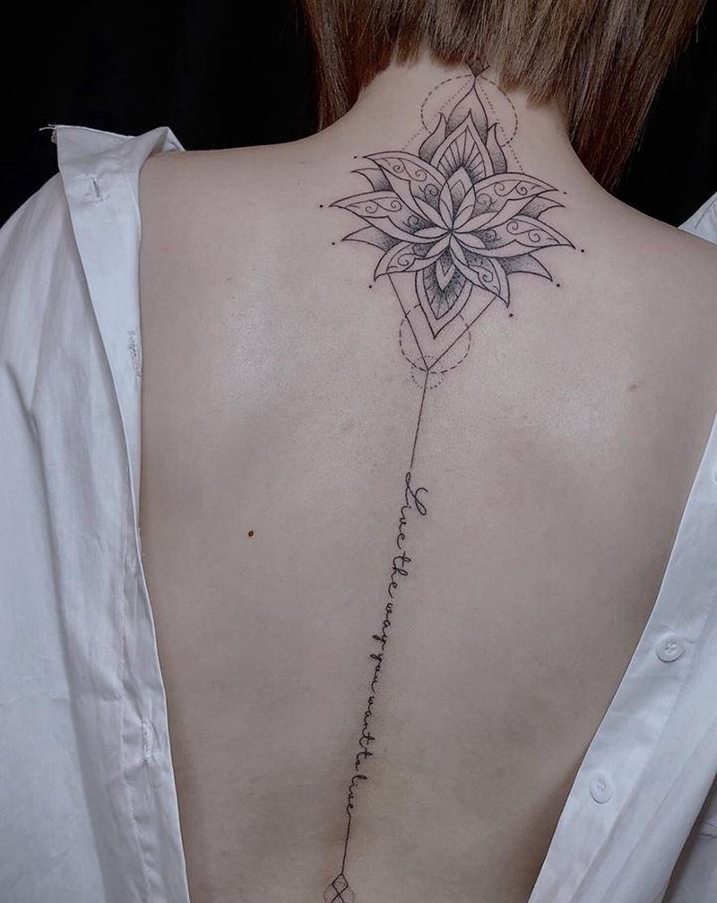 后脊椎点刺梵花纹身图片_背部点刺梵花英文纹身图案