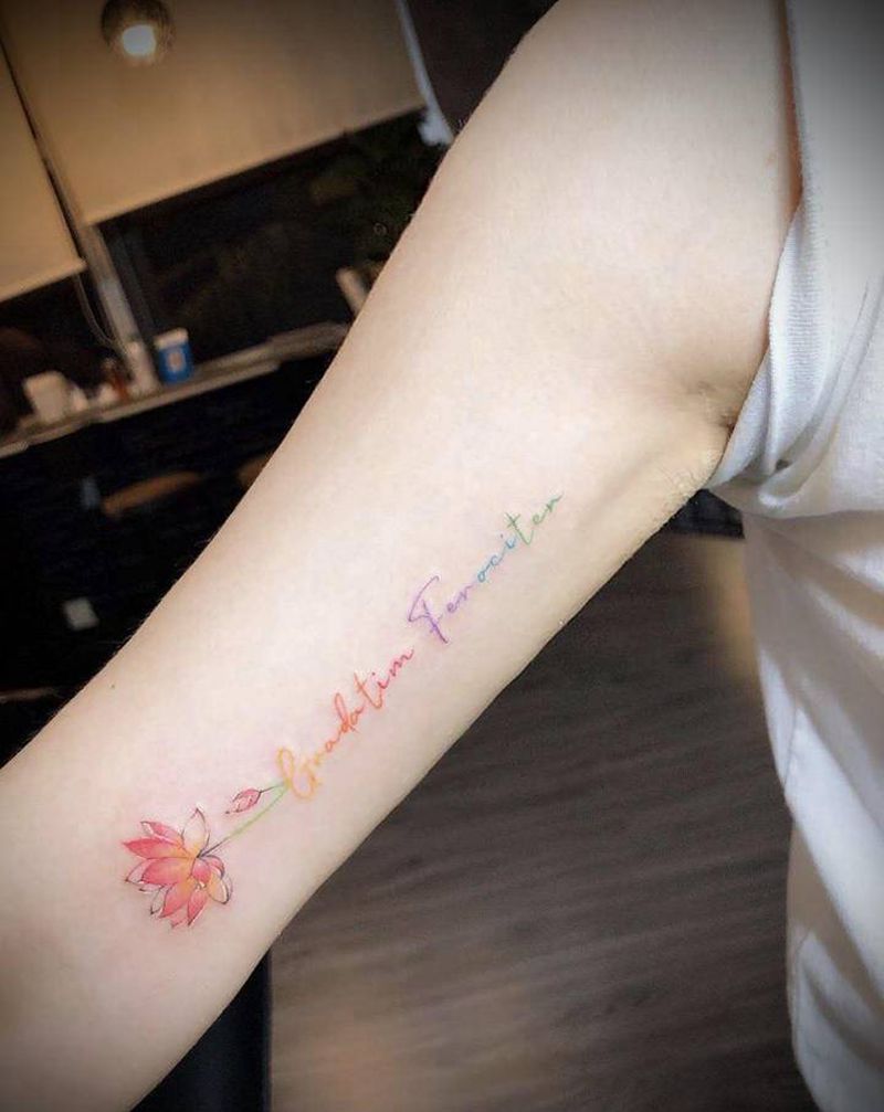 大臂内侧小清新纹身图片_手部手臂水彩莲花英文纹身图案