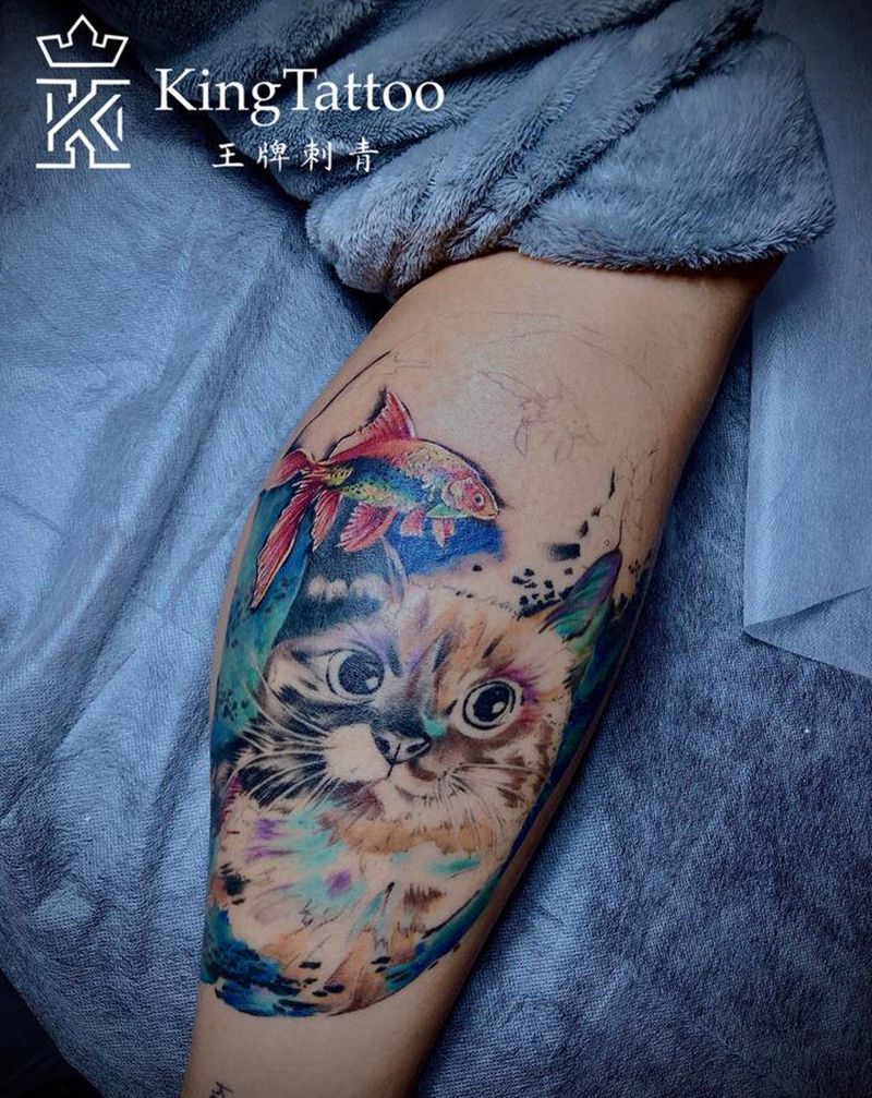 彩色猫咪金鱼，未完待续纹身图片_腿部手部欧美写实水彩金鱼猫咪星空纹身图案