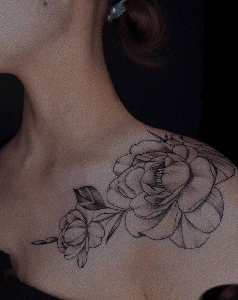 玉肩素花纹身图片_肩部纹身图案