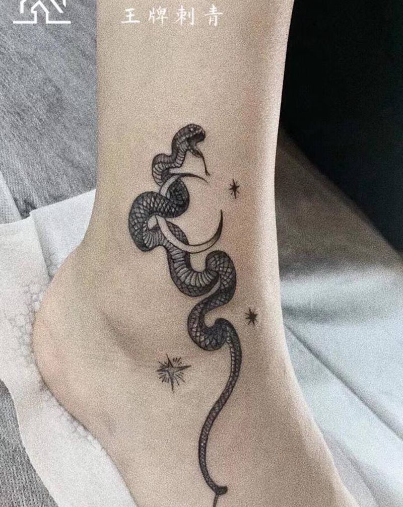小蛇纹身图片_脚部纹身图案