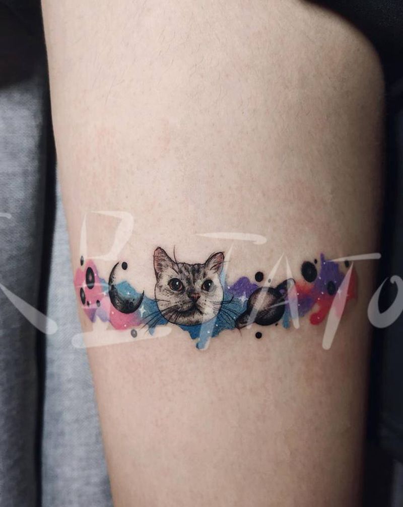 小小猫小小宇宙纹身图片_腿部欧美写实水彩猫星空纹身图案