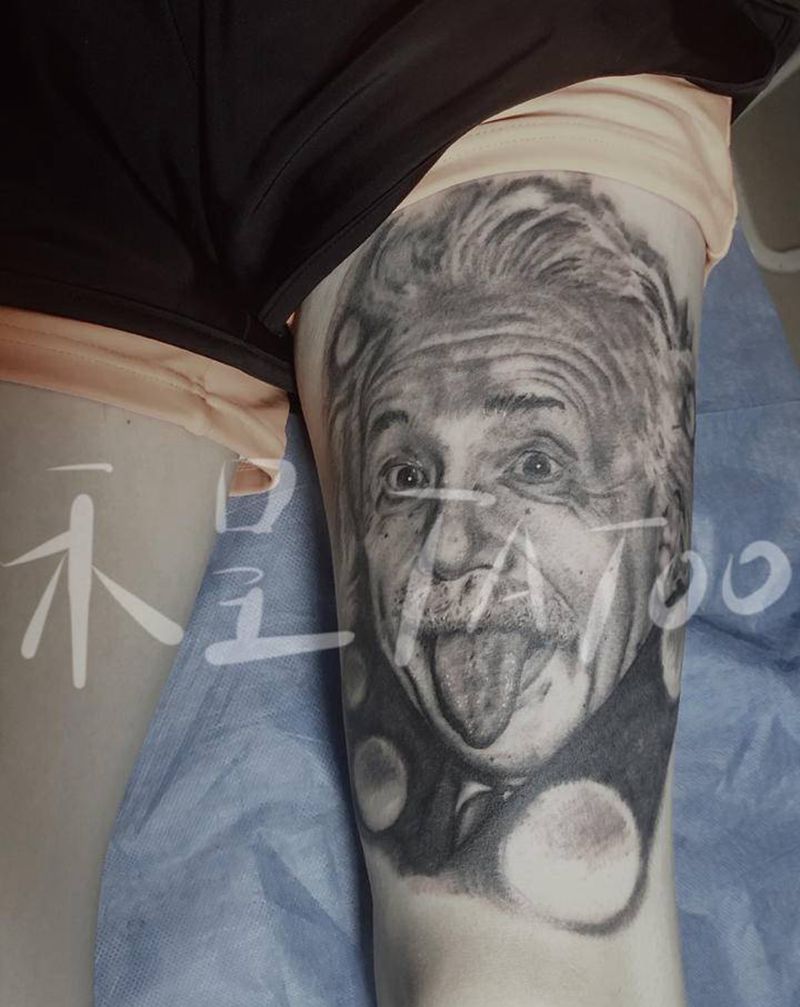 爱因斯坦纹身图片_腿部欧美写实人物爱因斯坦纹身图案