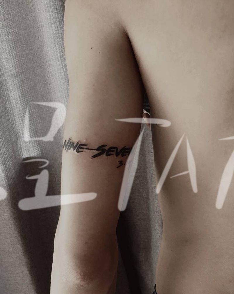 一米九七纹身图片_手臂水墨字母纹身图案