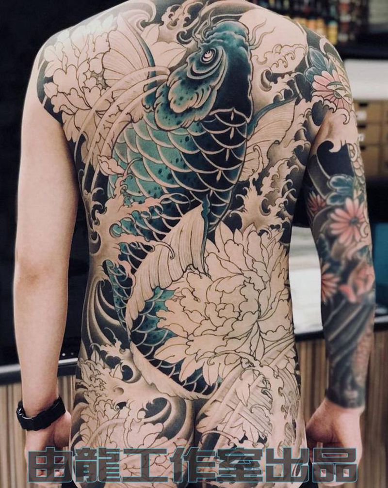 鲤鱼纹身图片_新传统纹身图案