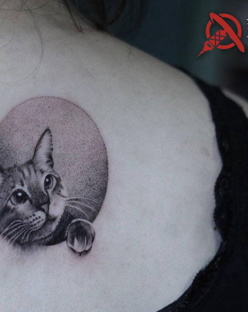 写实猫纹身图片_颈部欧美写实纹身图案