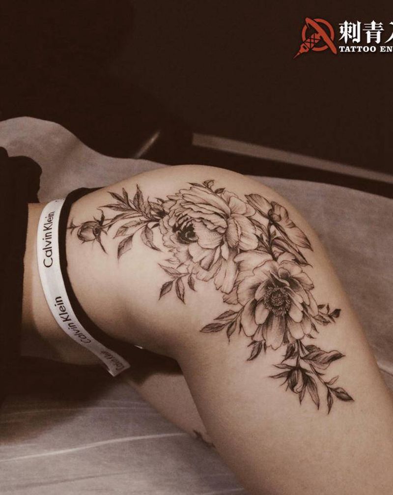 臀尖上的素花纹身图片_臀部点刺素花花臀纹身图案
