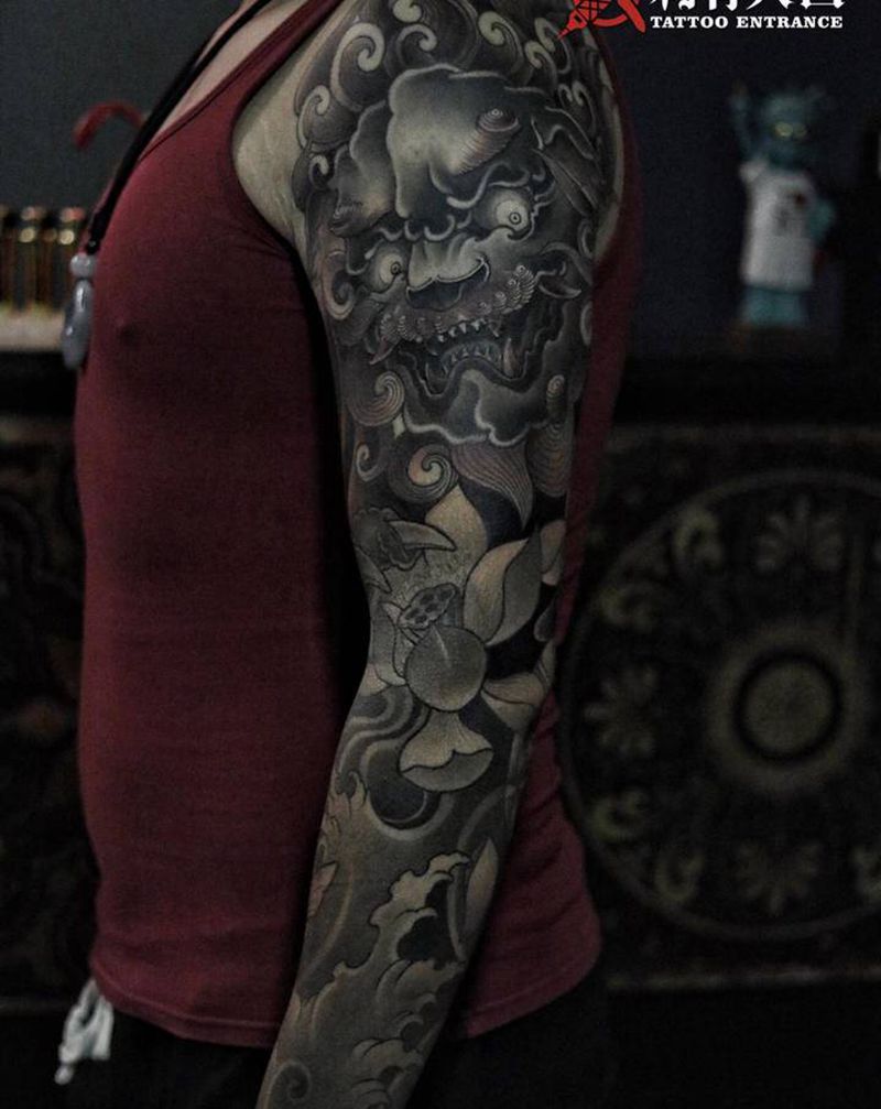 传统花臂唐狮鲤鱼纹身图片_手臂新传统唐狮鲤鱼花臂纹身图案