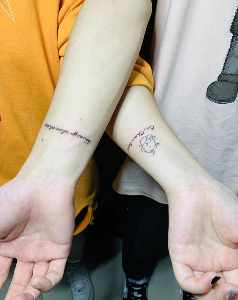 手写体纹身图片_手部花体字纹身图案