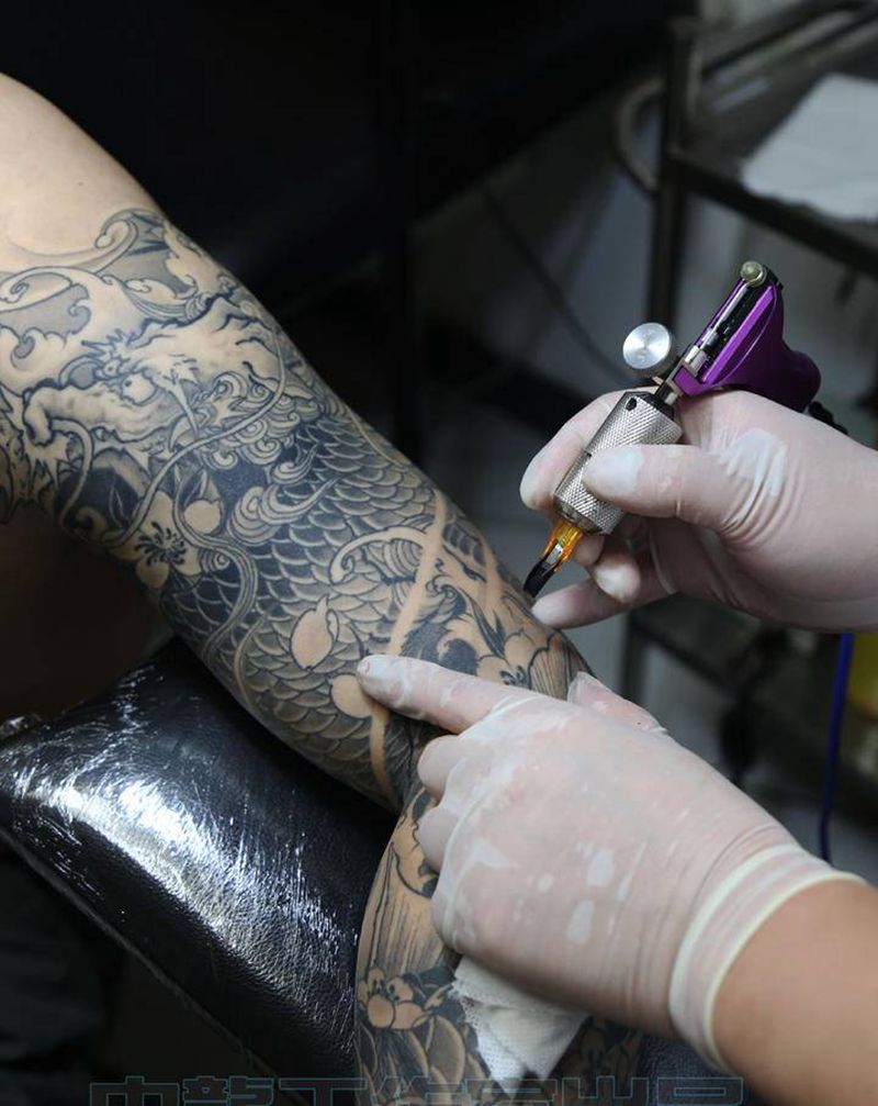 麒麟花臂纹身图片_手臂新传统纹身图案