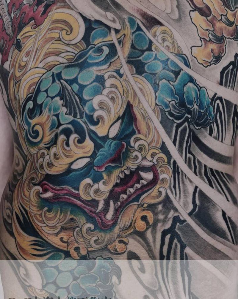 添加狮子纹身图片_背部新传统纹身图案