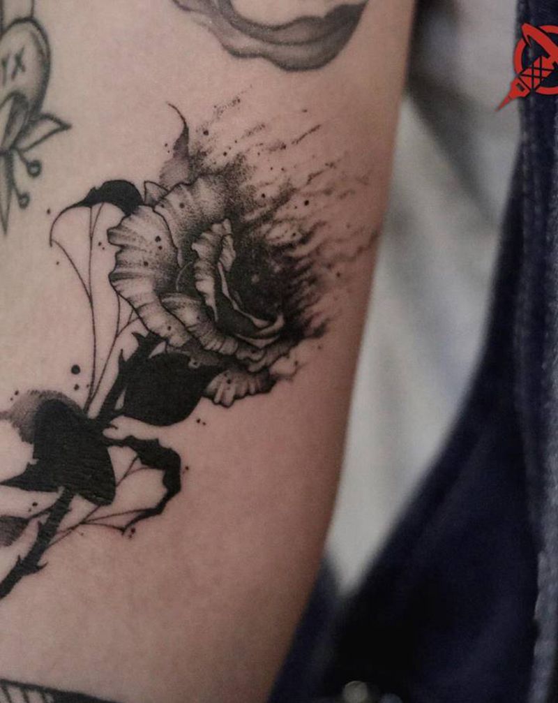 燃烧的玫瑰纹身图片_手臂点刺玫瑰花玫瑰花纹身图案