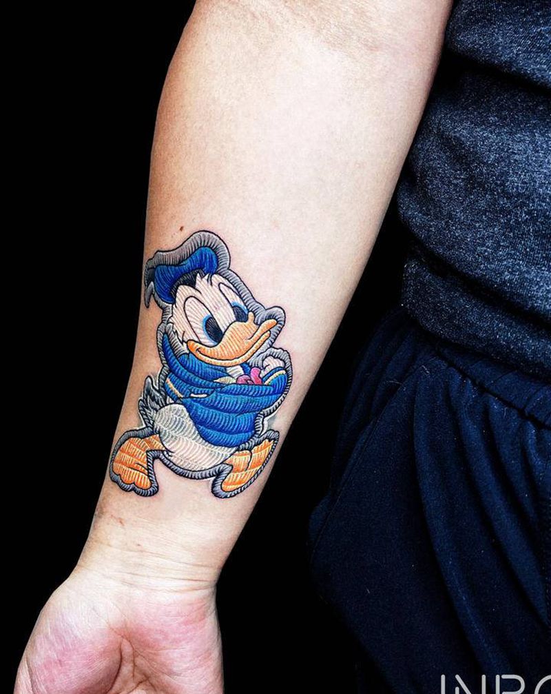 唐老鸭徽章遮盖纹身图片_手部徽章迪士尼纹身图案