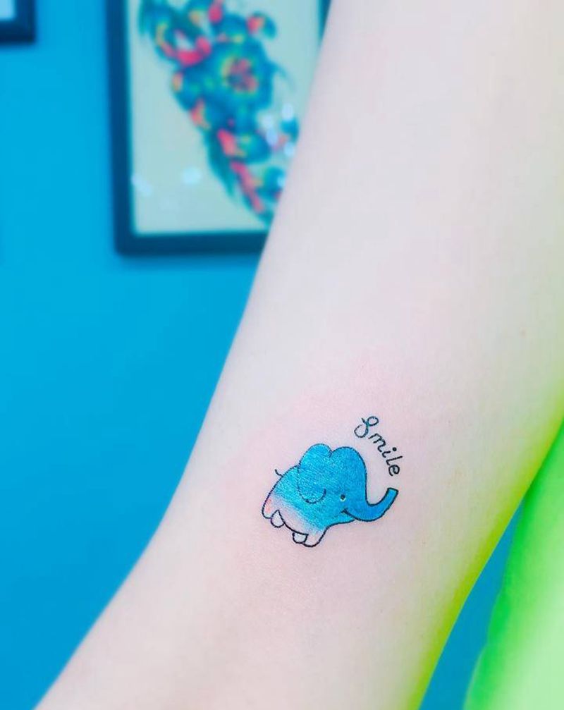 一个会喷洒快乐的小象纹身图片_手臂象纹身图案