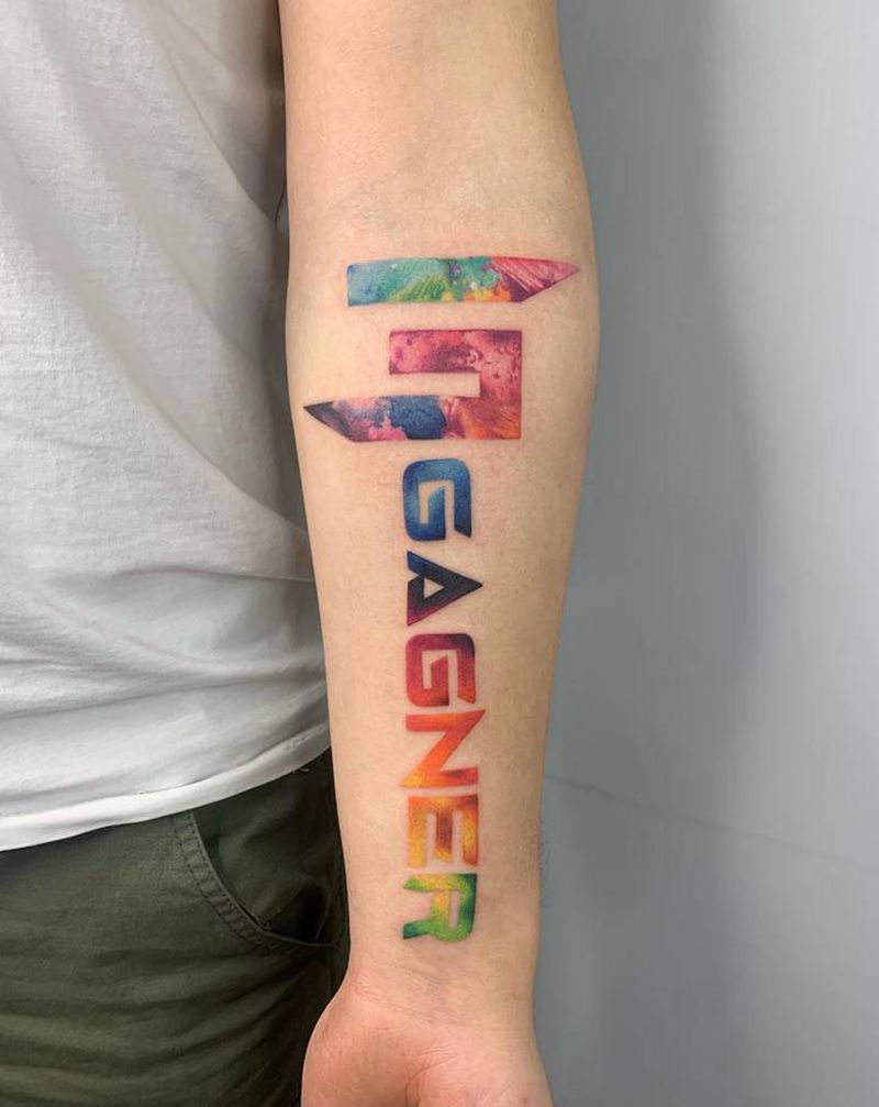 水彩风格法文Logo纹身图片_手臂水彩纹身图案