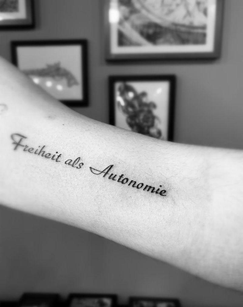 德语纹身图片_手臂花体字纹身图案