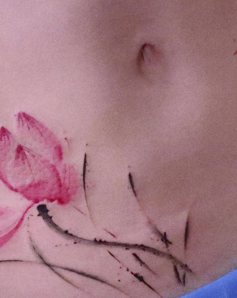 莲纹身图片_腹部新传统水彩莲花荷花花纹身图案