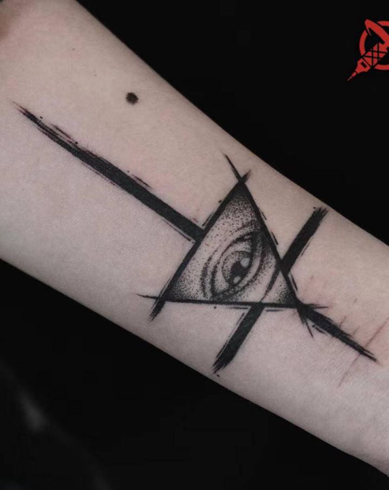 上帝之眼纹身图片_手臂点刺图腾上帝之眼纹身图案