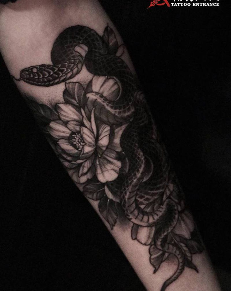 蛇缠牡丹 富贵在天纹身图片_手臂新传统蛇牡丹遮盖纹身图案