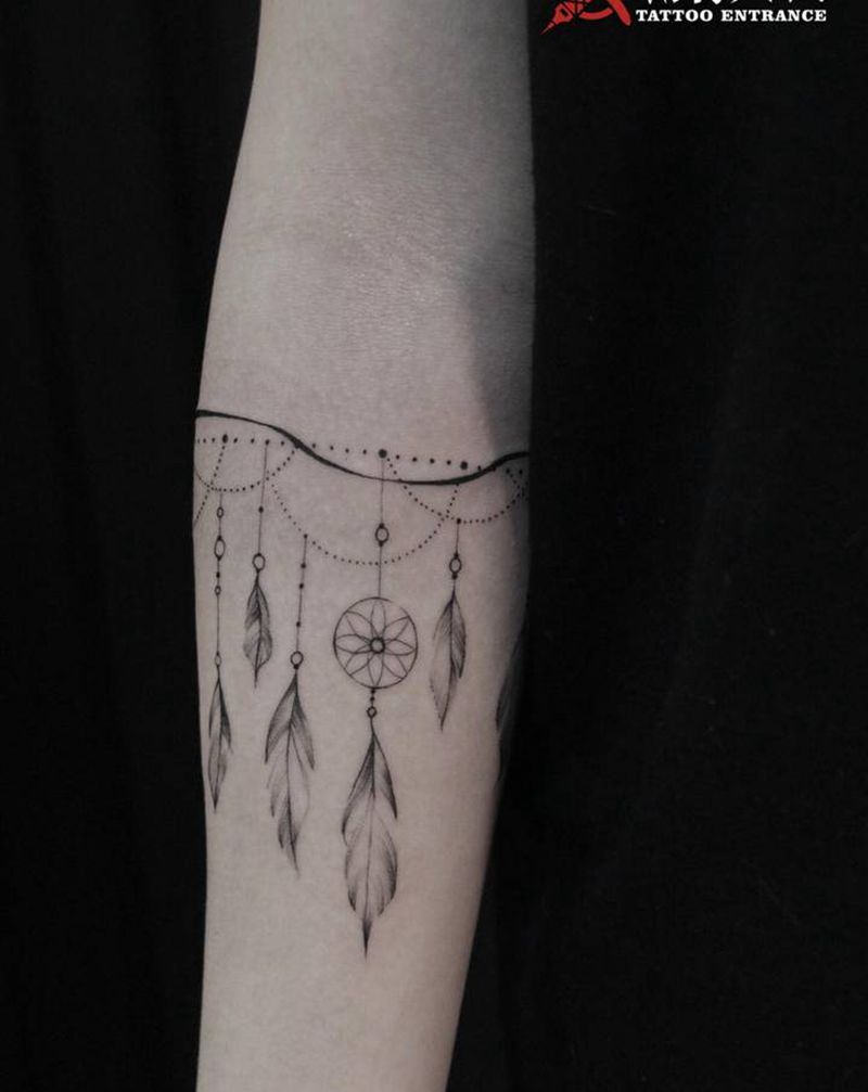 羽毛臂环纹身图片_手臂点刺几何捕梦网羽毛臂环纹身图案