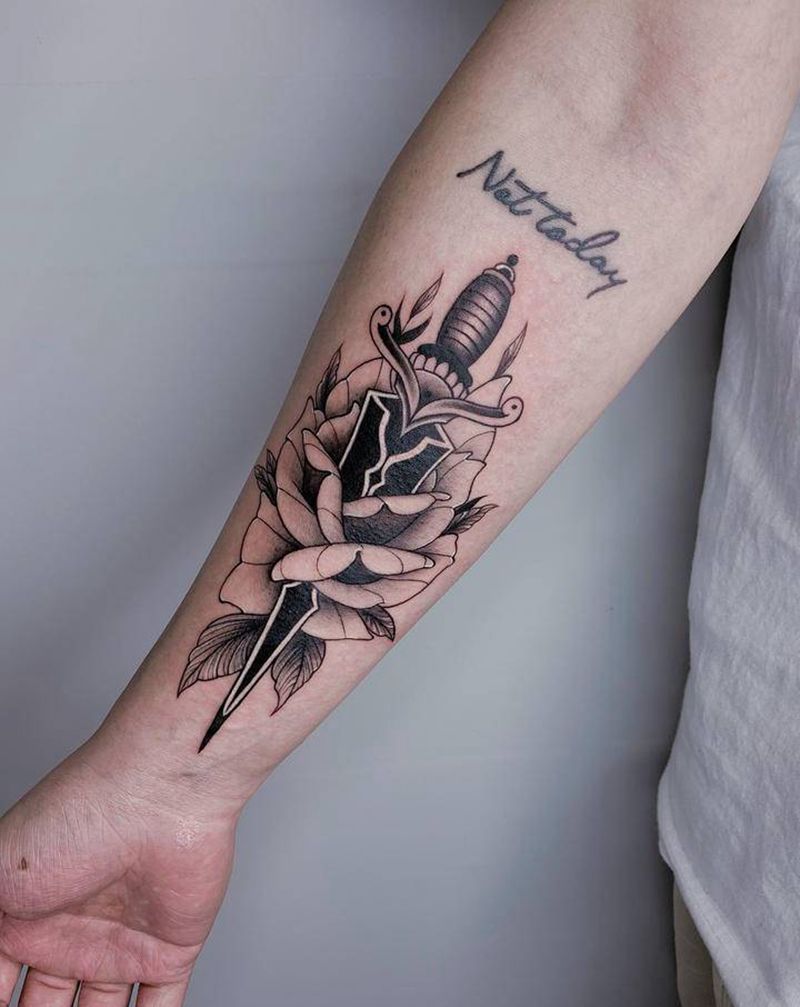 匕首玫瑰纹身图片_手臂New School纹身图案