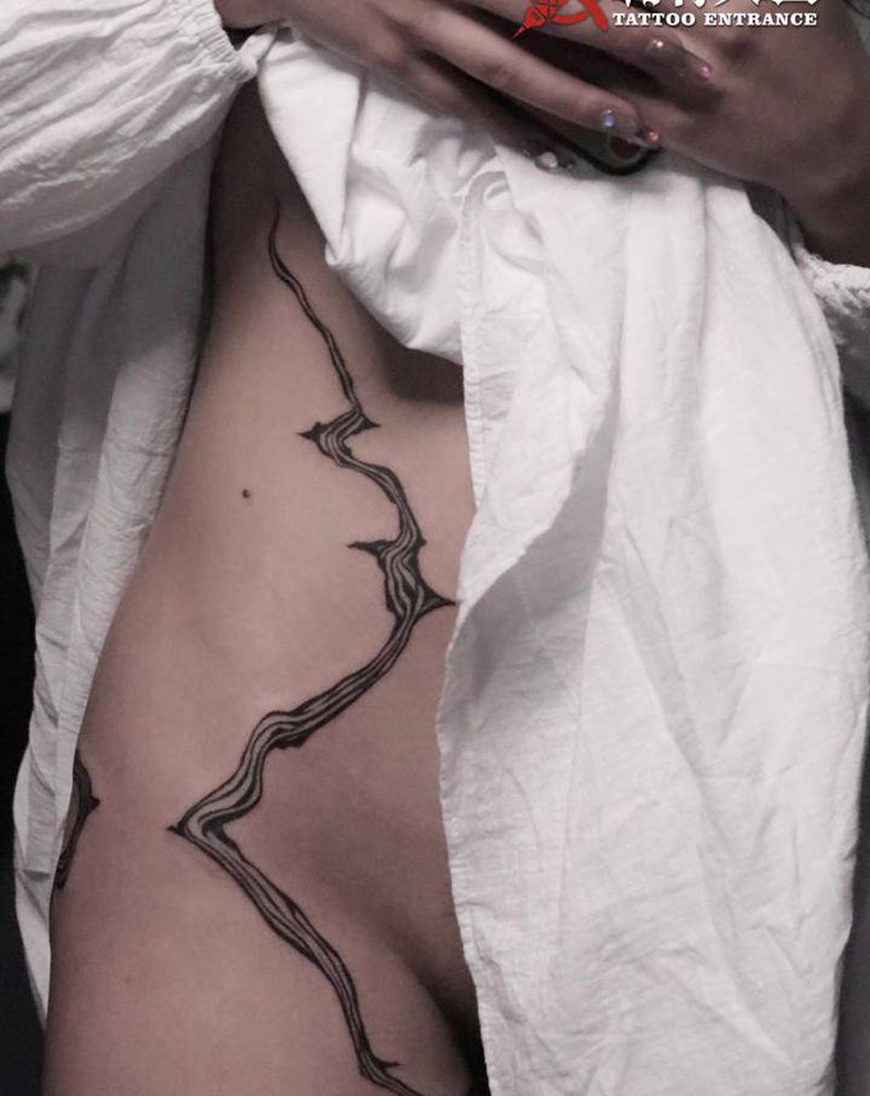暗黑流线纹身图片_臀部腿部水墨图腾暗黑流线臀纹身图案