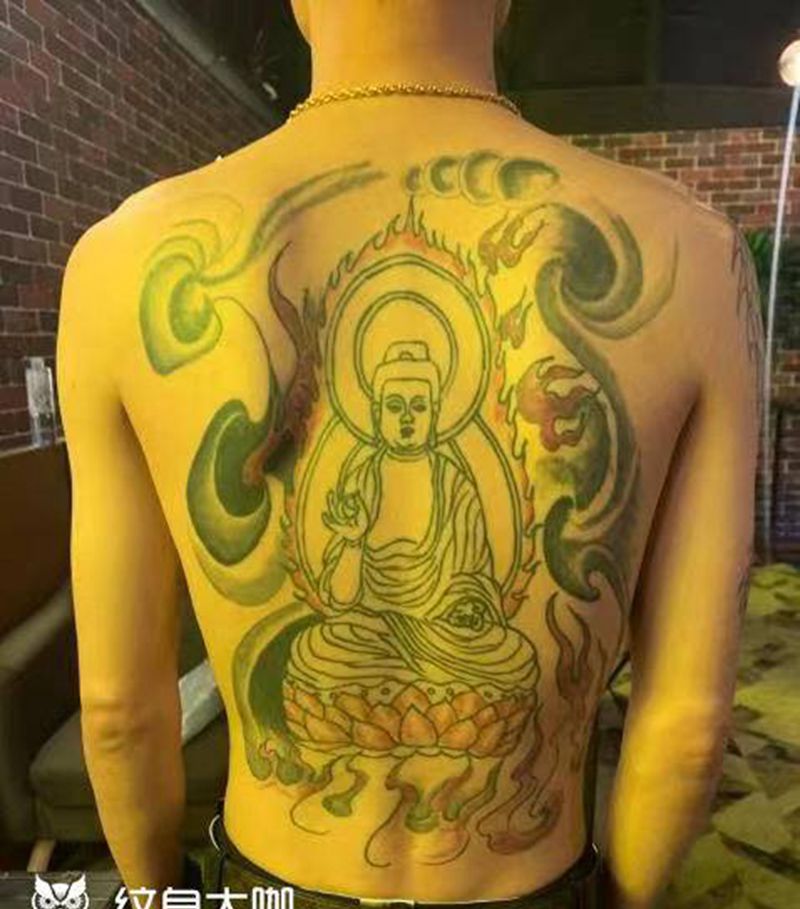 满背修改纹身图片_背部老传统纹身图案