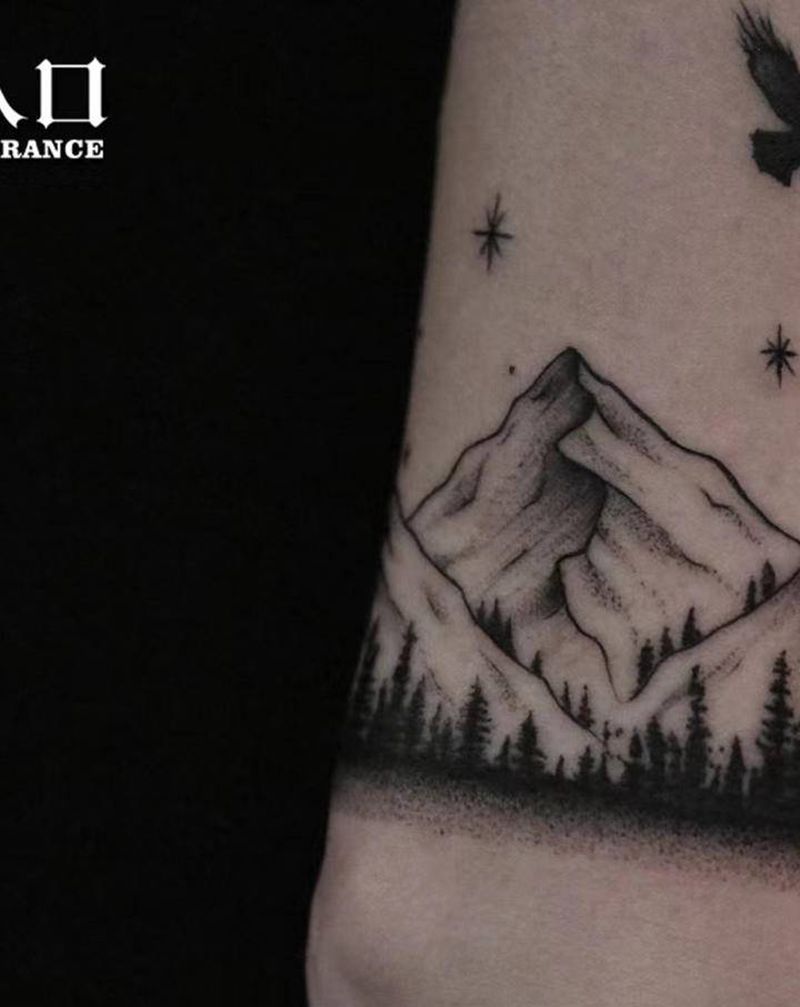 臂环纹身图片_手臂图腾点刺鸟山臂环纹身图案