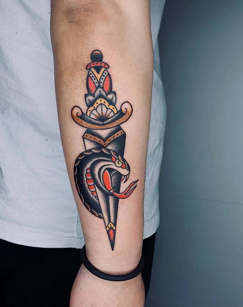 蛇与剑纹身图片_手部Old School纹身图案