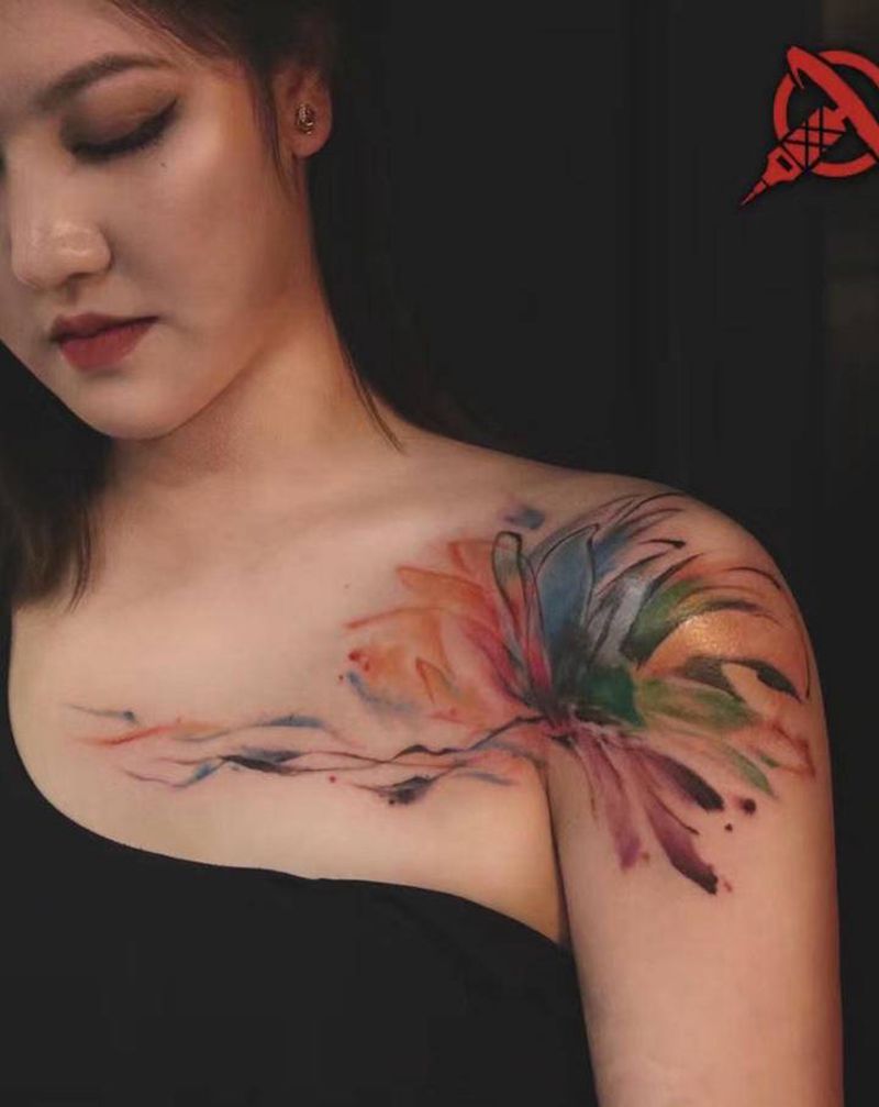 水彩纹身图片_手臂肩部水彩水彩彼岸花纹身图案