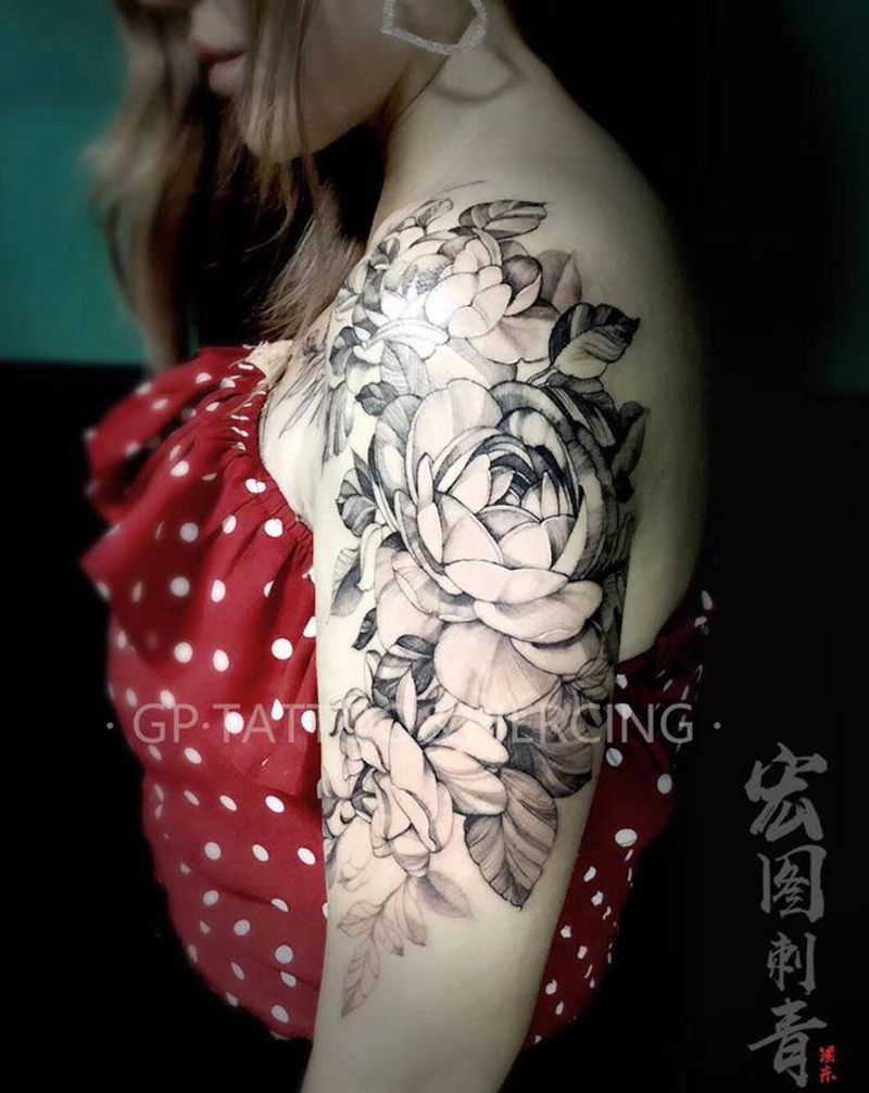 点刺素花半胛纹身图片_手臂肩部点刺纹身图案
